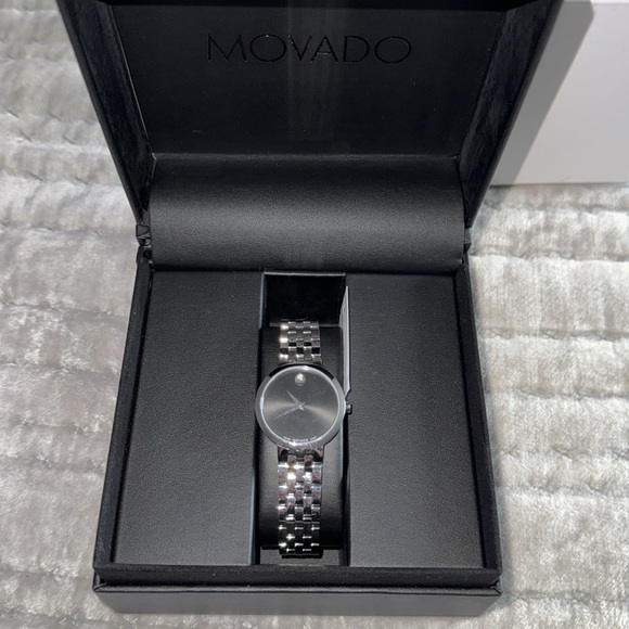 NWT Movado museum classic watch for women pristine condition silver black face - Picture 8 of 8